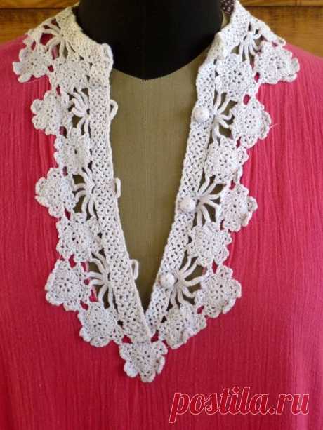 A beautiful, classic 1970's caftan with delicate crochet trimmings. Ideal for the summer by the pool or at the beach, lounge wear with style! *A v-neck with buttons *Semi sheer 🌸 Details Era: 1970s…