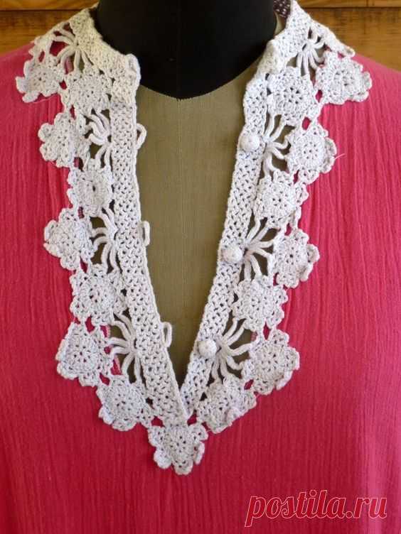 A beautiful, classic 1970's caftan with delicate crochet trimmings. Ideal for the summer by the pool or at the beach, lounge wear with style! *A v-neck with buttons *Semi sheer 🌸 Details Era: 1970s…