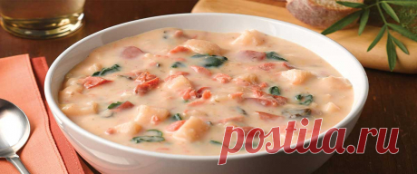 Чаудер с копченой форелью и креветками • Рецепт Сытный и густой домашний чаудер с копченой форелью и креветками. К тому же овощной суп с морепродуктами, сливками, сыром и томатной пастой очень