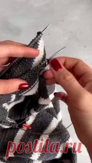 Способ соединения плечевых швов.Сохраняйте себе в копилку 🧶#вязание  • #шов  поделки из газетных трубочек