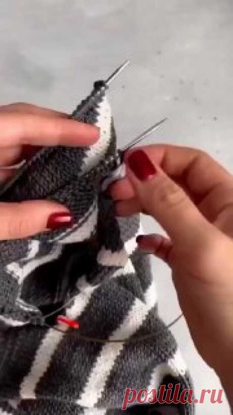 Способ соединения плечевых швов.Сохраняйте себе в копилку 🧶#вязание  • #шов  поделки из газетных трубочек
