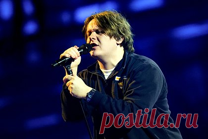 Исполнитель хита Someone You Loved рассказал о разрушительном влиянии успеха. 26-летний музыкант и исполнитель Льюис Капальди рассказал о давлении, которое испытывает из-за записи второго альбома. Автор хита Someone You Loved страдает от синдрома самозванца и постоянного страха совершить ошибку. Помимо этого, певец жалуется на ухудшение симптомов синдрома Туретта.