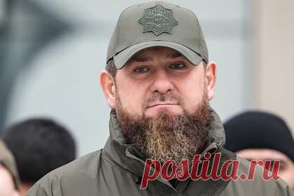 Кадыров предложил Зеленскому передать власть Януковичу. Глава Чечни Рамзан Кадыров опубликовал обращение к президенту Украины Владимиру Зеленскому на фоне спецоперации России в стране. Кадыров заявил, что Зеленский сбежал «так, что даже его сверкающие пятки заметить никто не успел», и попросил его вернуться. «Еще не поздно сохранить лицо», — напомнил он.