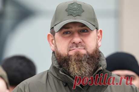 Кадыров предложил Зеленскому передать власть Януковичу. Глава Чечни Рамзан Кадыров опубликовал обращение к президенту Украины Владимиру Зеленскому на фоне спецоперации России в стране. Кадыров заявил, что Зеленский сбежал «так, что даже его сверкающие пятки заметить никто не успел», и попросил его вернуться. «Еще не поздно сохранить лицо», — напомнил он.