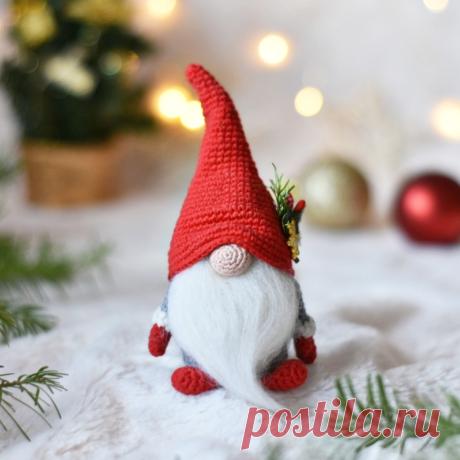 PDF Рождественский Гном крючком. FREE crochet pattern; Аmigurumi doll patterns. Амигуруми схемы и описания на русском. Вязаные игрушки и поделки своими руками #amimore - гном, гномик, кукла, куколка, Рождество, Новый год.