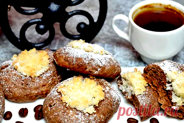 Песочное печенье с кокосовой стружкой - КУХНЯ МИРА С виду песочное печенье кажется крохотными шоколадными ватрушками с белоснежной серединкой. Начинка состоит из стружки и сахарной пудры. Ингредиенты: мука – 250 г; вода – 80 мл; масло подсолнечное – 80 мл; порошок какао – 1 ст. л.; разрыхлитель – 1 ч. л.; кокосовая стружка – 50 г; сахарная пудра – 2 ст. л.; сахар […]