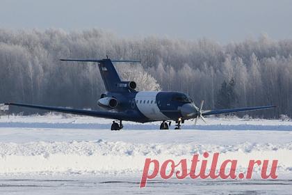 Cамолет совершил аварийную посадку на Камчатке. Cамолет Як-40 «Камчатского авиационного предприятия», следовавший в Петропавловск-Камчатский, совершил аварийную посадку в аэропорту отправления Тиличики. Как уточнили в правительстве, борт аварийно сел из-за остановки одного из двигателей. В самолете находились 13 пассажиров, при посадке никто не пострадал.