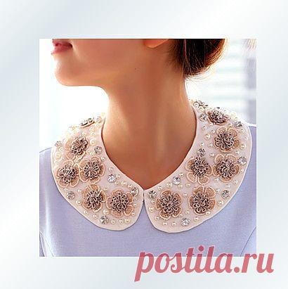 Воротничок расшит цветочками