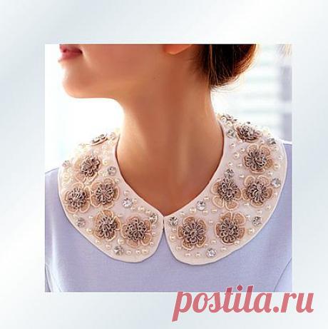 Воротничок расшит цветочками