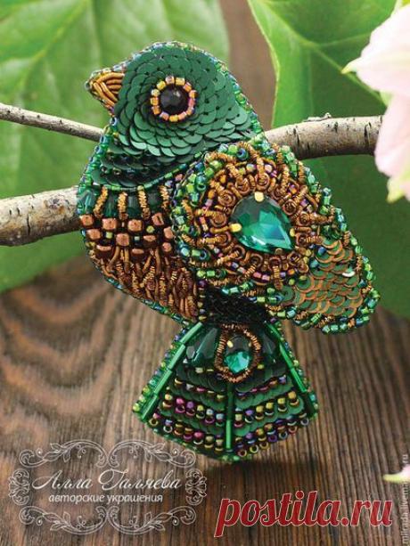 Вышитая бисером брошь птица ручной работы. | Bead Embroidered Brooches