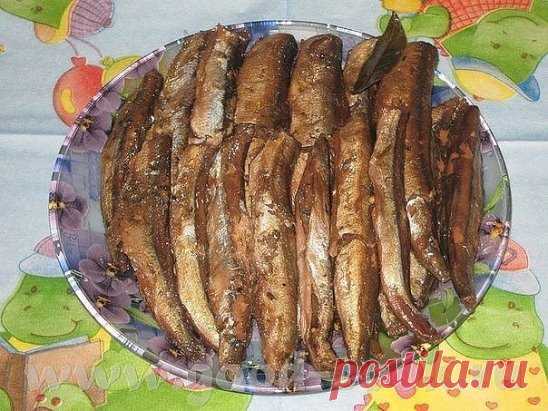 Скажу сразу, по вкусу получается ну ни капли не отличимо от магазинных шпрот. 
1 кг рыбы (килька, мойва). 
Для заливки на 1 кг рыбы: 
2 горсти луковой шелухи (она дает и цвет и подкопченый вкус. И заметьте, без всякого копчения, жидкого дыма и канцерогенов!), 
1 столовая ложка соли, 
1 чайная сахара,
1 стакан очень крепкой чайной заварки, 
неполный стакан растительного масла,
7 лавровых листьев, несколько горошин черного перца.
Рыбку необходимо почистить и промыть, убрать ...