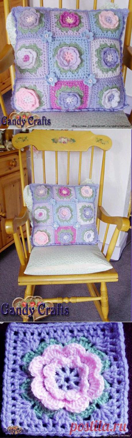 Небольшая подушка из цветочных мотивов.