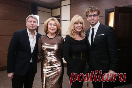 Обе стройные блондинки, но 69-летняя Алла Пугачева на фоне 64-летней Успенской моложе и натуральнее - krauzer.ru