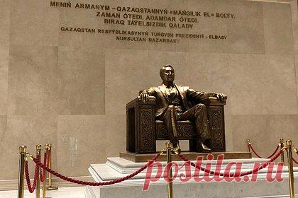 В Казахстане демонтировали памятник Назарбаеву. Памятник первому президенту Казахстана убрали из холла Национального музея. Пресс-служба музея сообщила о причинах демонтажа скульптуры и дальнейшей судьбе памятника, а так же рассказала о планах обновления выставки зала «Независимый Казахстан», которая не обновлялась с 2014 года.