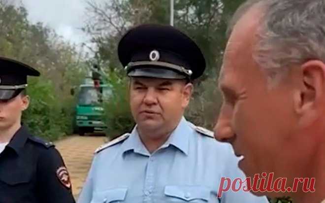 Бастрыкину доложат о полицейском, пригрозившем расстрелом активиста. В саратовском парке полицейский заявил протестующим активистам, что при необходимости расстреляет их. Глава СК затребовал доклад, проводится процессуальная проверка