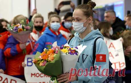 &quot;Скучали по поддержке&quot;. В Шереметьево встретили первых призеров Олимпиады в Пекине. В Москву прибыли получившие серебряные награды Ирина Аввакумова и Ирма Махиня, бронзовые призеры Татьяна Иванова, Виктор Уайлд и Анастасия Смирнова