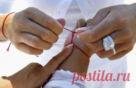 Самый сильный оберег — это красная нить! Узнайте, как правильно её носить! Всегда ношу на руке! Ещё наши предки повязывали красную нить на запястье для того, чтобы защитить себя и своих близких от порчи и сглаза. Всего лишь нужно носить этот небольшой оберег на запястье левой руки. Говорят, что именно эта рука может проводить в организм негатив через всю энергию и ауру. Но эта нитка на самом деле не такая простая, как кажется.