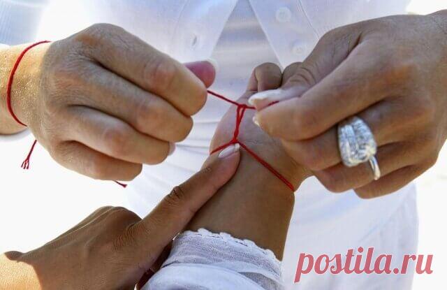 Самый сильный оберег — это красная нить! Узнайте, как правильно её носить! Всегда ношу на руке! Ещё наши предки повязывали красную нить на запястье для того, чтобы защитить себя и своих близких от порчи и сглаза. Всего лишь нужно носить этот небольшой оберег на запястье левой руки. Говорят, что именно эта рука может проводить в организм негатив через всю энергию и ауру. Но эта нитка на самом деле не такая простая, как кажется.