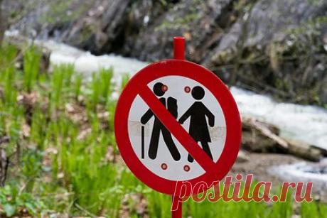 В России испугались срыва летнего турсезона по одной причине. В РСТ опасаются, что летний турсезон может сорваться из-за проблем с аттестацией гидов. В соответствии с законом всем отечественным проводникам необходимо пройти аттестацию и получить нагрудные карточки до 1 июля 2023 года. Эксперты опасаются, что этого не произойдет, поскольку заниматься данным вопросом некому.