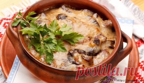 17 потрясающих рецептов блюд в горшочках 
1.Жаркое из курицы по-русски 
 
Ингредиенты: 
 
Курица весом примерно 1 кг, 400г репчатого лука, 50г изюма, 50г ядер грецкого ореха, 50г свежих грибов, 15г сливочного масла, свежая зелень, соль, моло…