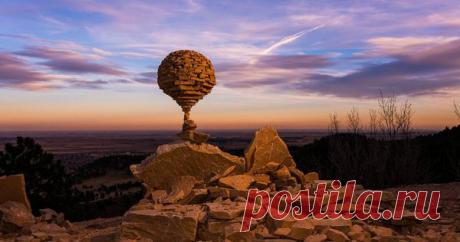 Секрет, благодаря которому этот парень поддерживает баланс камней, очень необычен. Угадаете?