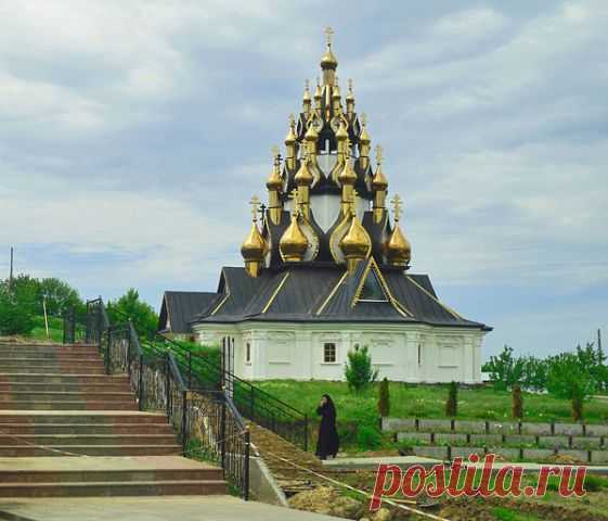 Серафимович, Усть-Медведицкий Спасо-Преображенский монастырь. 33 купола - возраст Христа.