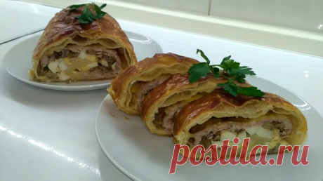 Рулет из слоеного теста с мясом и грибами