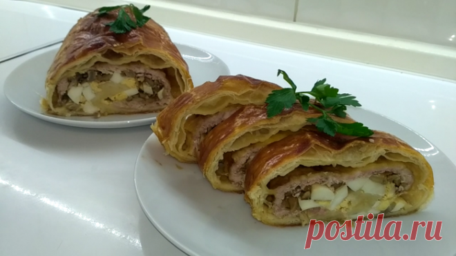 Рулет из слоеного теста с мясом и грибами