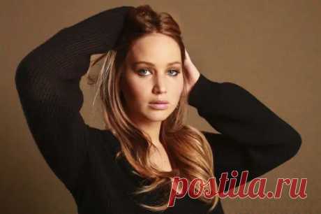 Дженнифер Лоуренс (Jennifer Lawrence) в фотосессии Кирка Маккоя (Kirk McKoy) дляLos Angeles Times (сентябрь 2013). Дженнифер Лоуренс (Jenny Lawrance), дочь известных родителей, была еще ребенком, когда ее мать - Джулия Робертс - получила "Оскар".
Неудивительно, что она начала сниматься в кино раньше своих сестер, хотя в подростковом возрасте Дженнифер все еще оставалась с родителями, а ее сестра Эмма все время проводила в роли ее няни.
В интервью журналу Hollywood Life Лоуренс рассказала о том…