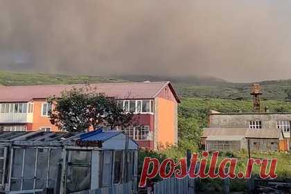 Накрытый пеплом от вулкана Эбеко российский город попал на видео. Российский город Северо-Курильск в Сахалинской области попал на видео после того, как его накрыло пеплом от вулкана Эбеко Большой Курильской гряды. Записи опубликованы в Telegram-канале радиостанции «Говорит Москва». На кадрах можно заметить, как пепел, идущий от вулкана, накрывает жилые дома.
