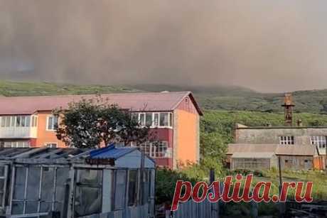 Накрытый пеплом от вулкана Эбеко российский город попал на видео. Российский город Северо-Курильск в Сахалинской области попал на видео после того, как его накрыло пеплом от вулкана Эбеко Большой Курильской гряды. Записи опубликованы в Telegram-канале радиостанции «Говорит Москва». На кадрах можно заметить, как пепел, идущий от вулкана, накрывает жилые дома.