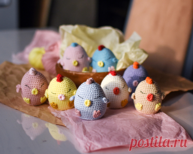 PDF Курочка крючком. FREE crochet pattern; Аmigurumi chiken patterns. Амигуруми схемы и описания на русском. Вязаные игрушки и поделки своими руками #amimore - маленькая курочка к Пасхе, пасхальная курица в форме яйца, птица.
