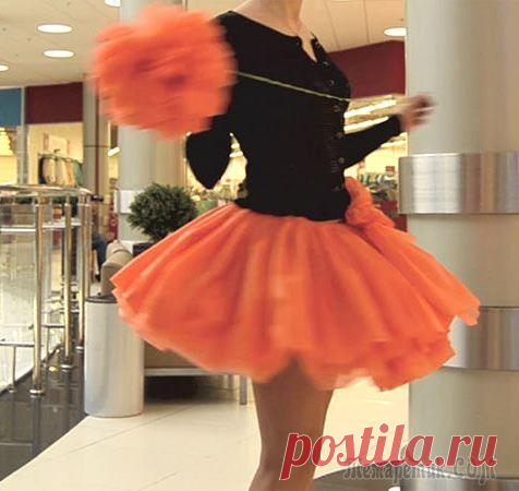 Делаем пышную карнавальную юбку из одноразовых скатертей Со слов автора. Костюмированная вечеринка или детский утренник уже на носу, а костюм вы так и не придумали? Тогда посмотрите на этот простой и бюджетный вариант — яркая, пышная юбочка из... одноразовы...