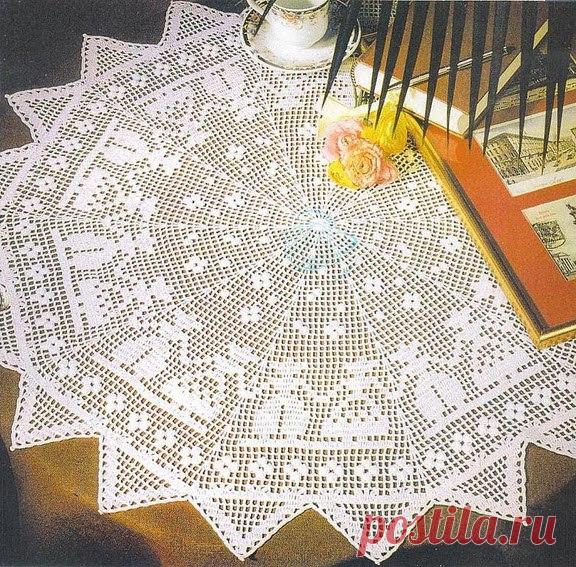 Круглая филейная салфетка крючком в фольклорном стиле