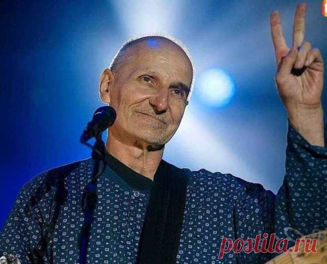Цитаты и изречения Петра Мамонова .У любви есть один глагол — отдавать!
К сожалению, 15 июля 2021г Петр Мамонов покинул мир. Вечная память и вечный покой. Но Пётр Мамонов оставил после себя музыку, прекрасную актёрскую игру и мудрые мысли и стихи. Цитаты от и лучшие изречения Петра Мамонова 1. Уж лучше зло, чем озлобленное добро. 2. Добро расцветает, видя своё отражение. 3. Доброта существует ради самой себя, […]
Читай дальше на сайте. Жми подробнее ➡