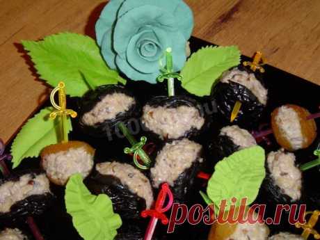 Чернослив фаршированный грецкими орехами, сметаной и сыром