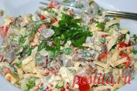 Салат "Самый вкусный". Он действительно очень вкусный!

Ингредиенты:
0,5кг. говядины
3-4 свежих помидора
2-3 маринованных огурца
3-4 картофелины
150гр. сыра
майонез
пучок петрушки
соль, перец
Приготовление:
Говядину варить в подсоленной воде 1,5-2 часа чтобы была мягкой. Картофель отварить. Всё нарезаем кубиками и выкладываем слоями: говядину, картофель, соль, перец, майонез, огурцы, сыр, майонез, помидоры, соль, перец, майонез, немного сыра и рубленная петрушка!
Можно, со...