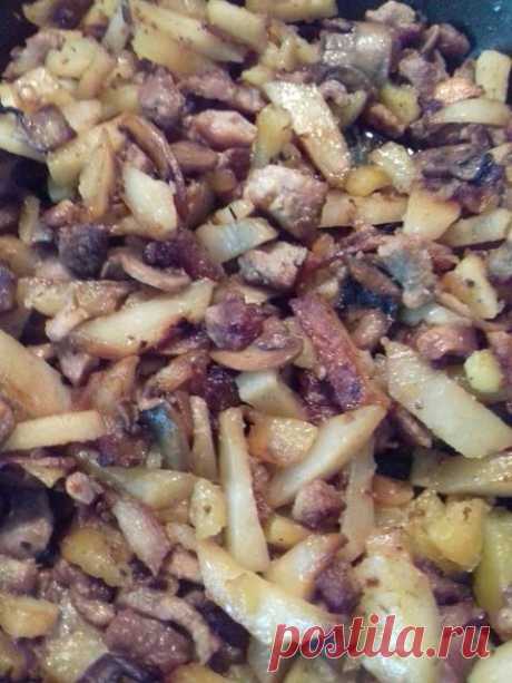 Картофель с мясом и грибами.