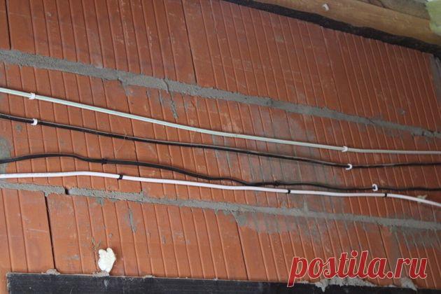 Как закрепить кабель к стене, если закончился дюбель-хомут | Генератор Идей Пульс Mail.ru