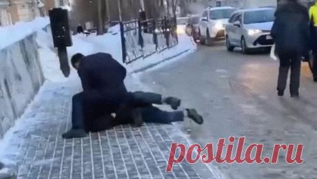 Водитель автобуса и пассажир подрались из-за закрытой двери. В Хабаровске между водителем автобуса и пассажиром произошла драка из-за закрытой двери. Об этом сообщает Telegram-канал "Дерзкий Хабаровск". По информации Telegram-канала, инцидент произошел на остановке Серышева-Калинина. ...