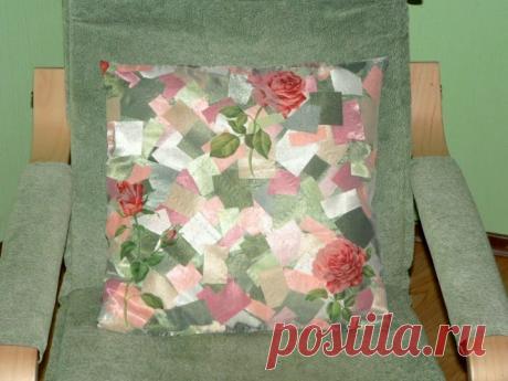 Наволочка на подушку в технике «Пицца».     Года 3 назад, обучалась я на курсах по пэчворку, и "дипломной" работой было покрывало в технике "борджелло", после него осталось достато...