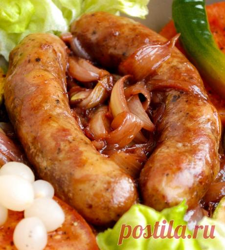 Домашняя колбаска в вине 
Свиные колбаски в соусе из лука с вином.0.5 кг свинины постной0.3 кг свинины с прослойками сала (типа бекона, шеи)0.2 кг сала1/2 головки чеснока2-3 ч. л. соли1 ч. л. черного перца1/4 мускатного ореха…