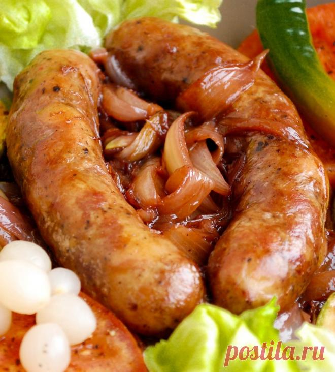 Домашняя колбаска в вине 
Свиные колбаски в соусе из лука с вином.0.5 кг свинины постной0.3 кг свинины с прослойками сала (типа бекона, шеи)0.2 кг сала1/2 головки чеснока2-3 ч. л. соли1 ч. л. черного перца1/4 мускатного ореха…