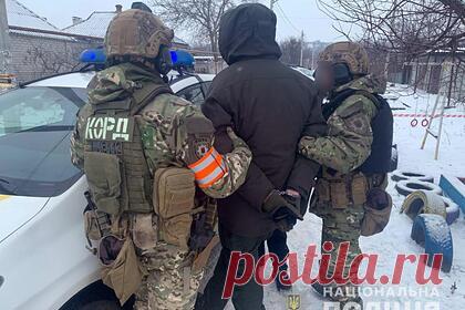 На Украине оценили мотивы расстрелявшего своих сослуживцев нацгвардейца. Расстрелявший своих сослуживцев в Днепре солдат-срочник Национальной гвардии Артем Рябчук не мог пойти на преступление из-за неуставных отношений. Об этом заявил советник министра внутренних дел Украины Антон Геращенко. Он указал, что молодой человек имел крепкое телосложение — рост 194 сантиметра и вес 90 килограммов.