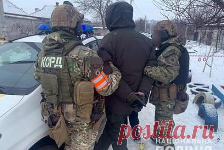 На Украине оценили мотивы расстрелявшего своих сослуживцев нацгвардейца. Расстрелявший своих сослуживцев в Днепре солдат-срочник Национальной гвардии Артем Рябчук не мог пойти на преступление из-за неуставных отношений. Об этом заявил советник министра внутренних дел Украины Антон Геращенко. Он указал, что молодой человек имел крепкое телосложение — рост 194 сантиметра и вес 90 килограммов.