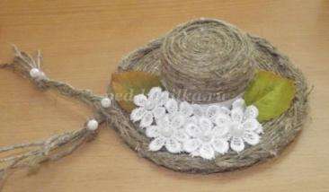 Шляпка из шпагата Шляпка из шпагатаАвтор:&nbsp;Терентьева Наталья Сергеевна1. Обклеиваем крышку шпагатом по спирали.2. Когда крышка будет обклеенной ставим ее на диск и продолжаем клеить шпагат по спирали.3. Плетем косичку из шпагата. Приклеиваем по контуру шляпки.4. Украшаем шляпку лентой, тесьмой,...