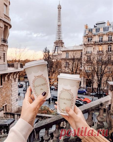 Парижский воздух, как мечта,
И страстный он, и безмятежный...
Духами, модой и надеждой
Раскрашенный во все цвета.