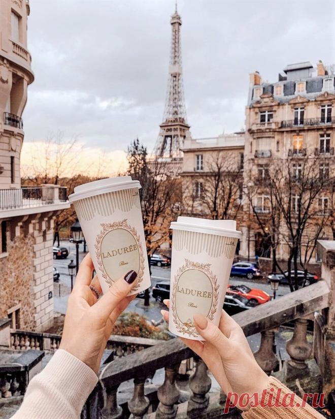 Парижский воздух, как мечта,
И страстный он, и безмятежный...
Духами, модой и надеждой
Раскрашенный во все цвета.