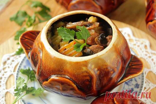 ​Картошка со свининой в горшочках