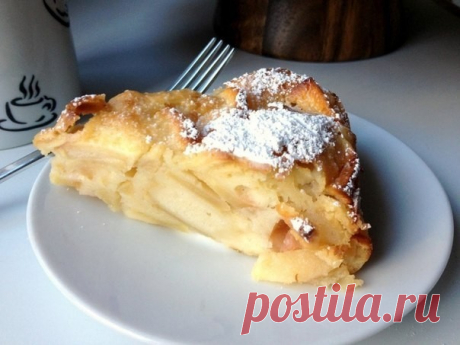 Шарлотка с кислыми яблоками и корицей